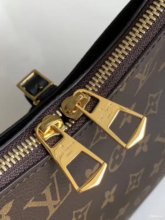 LOUIS VUITTON PM ODÉON 0520